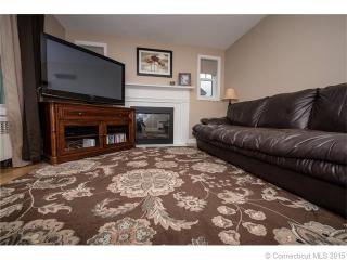 91 Newtown St, Middletown, CT 06457-5215