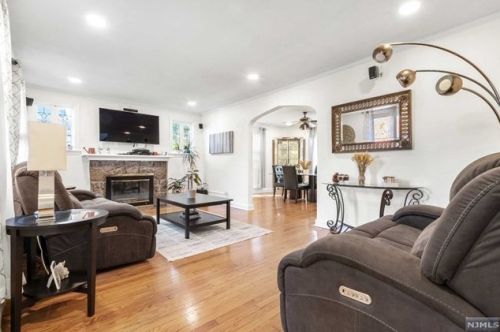 1085 Julia St, Teaneck, NJ 07666-4832