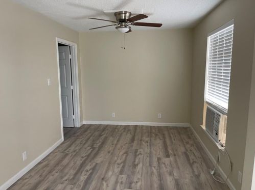 3606 Alice St, Galveston, TX 77554-9204