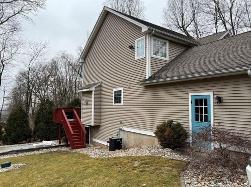 61 Park St, Ellington, CT 06029-3345