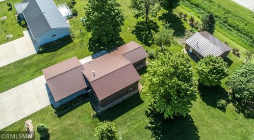 204 Chestnut St, Morristown, MN 55052-4024