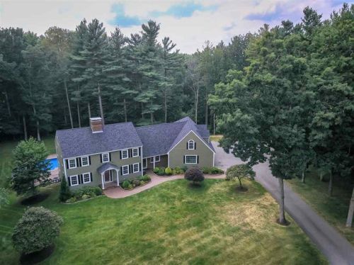 6 Suzanne Cir, Plaistow, NH 03865-2550