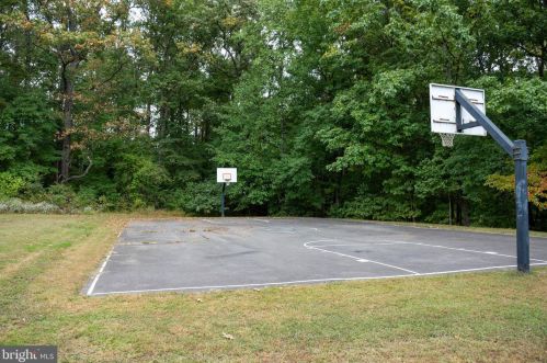 5925 Minutemen Rd, Springfield VA  22152-1160 exterior