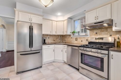16 Fitzrandolph Rd, Town Center NJ  07052-3509 exterior