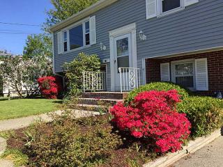 218 Merritt Ave, Tiverton, RI 02878-1624