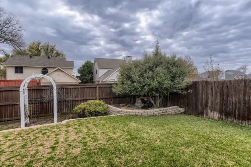 1401 Summerhill Dr, Carrollton TX 75007-6049 exterior