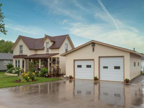 15 4th St, Eyota, MN 55934-2943