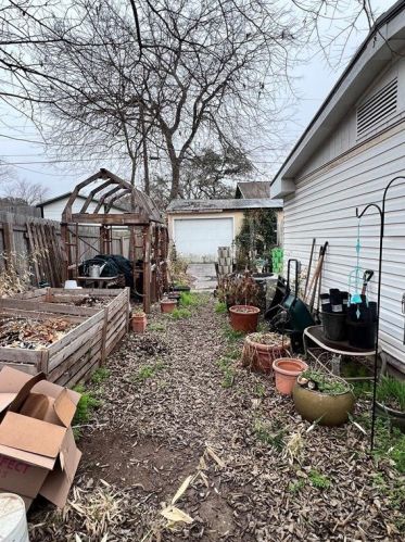 1102 Castile Rd, Austin TX  78733-2518 exterior