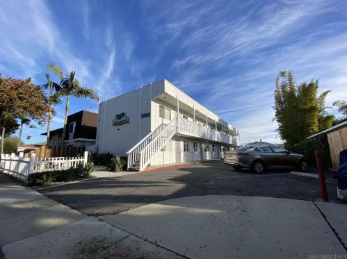 3366 Roosevelt St, Carlsbad, CA 92008-3065