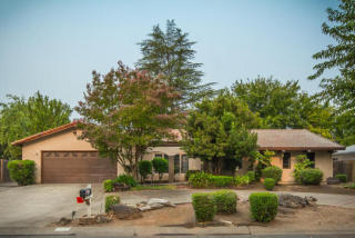3520 Riverview Dr, Redding, CA 96001-3934