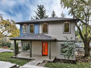 2104 Iowa St, Portland, OR 97239-1901