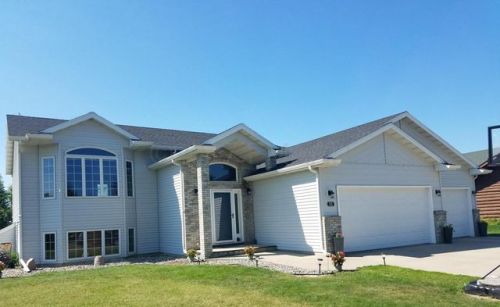 515 Fairway Dr, Casselton, ND 58012-3805
