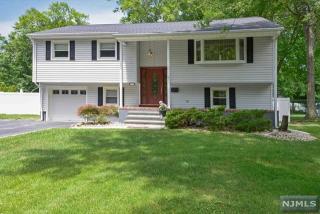30 Roosevelt St, Pequannock Township, NJ 07440-1420