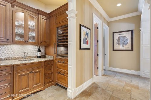 6403 Garfield Ave, Willowbrook IL  60527-5237 exterior