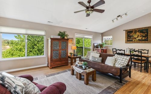 210 Courtland Dr, South Elgin, IL 60177-2262