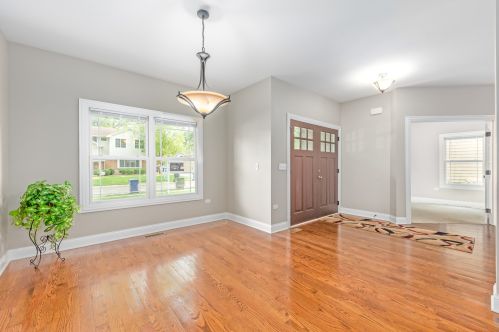 549 Juniper Dr, Naperville, IL 60540-7228