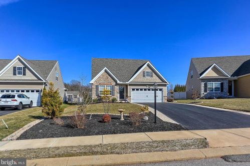 90 Dylan Dr, York, PA 17404-9411