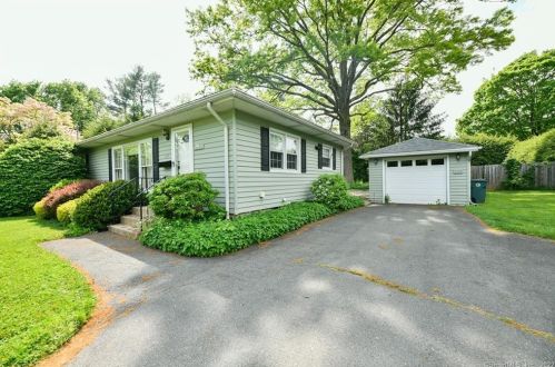 105 Deepwood Dr, Cheshire, CT 06410-2425