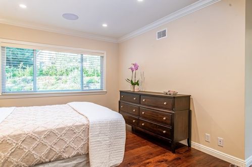 2010 Buckingham Pl, Glendale CA  91206-1401 exterior