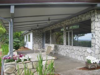 221 Hilltop Dr, Kelso, WA 98626-9286