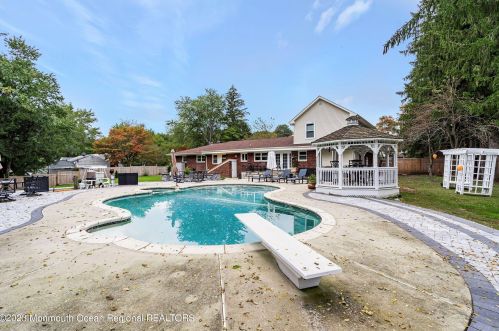 165 New Monmouth Rd, Middletown NJ  07748-2232 exterior