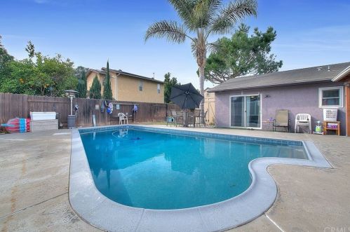 2742 Gleason Ct, Riverside CA  92506-4325 exterior