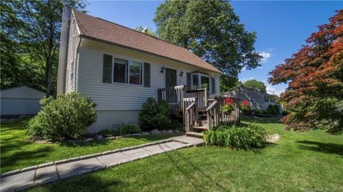 7 Nancy Mae Ave, Waterbury, CT 06712-1720