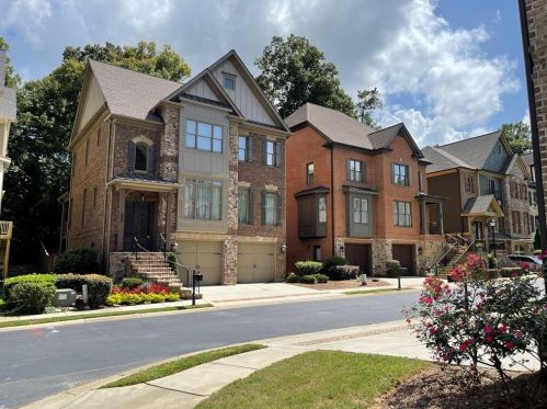 7963 Magnolia Sq, Atlanta, GA 30350-4025