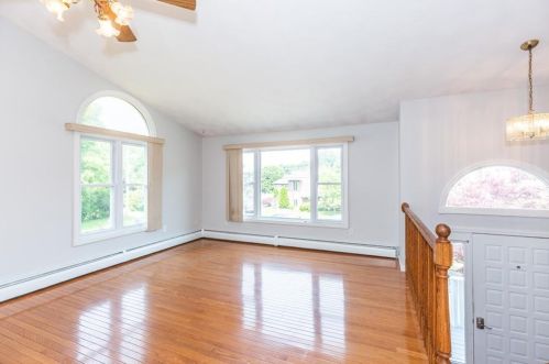 35 Stephanie Ct, Warwick, RI 02889-5646