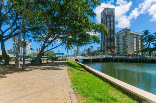 620 Mccully St, Honolulu HI  96826-3972 exterior