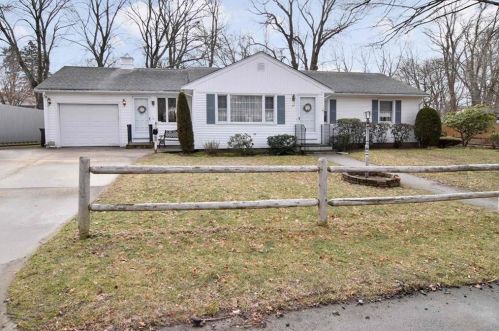 31 Benjamin Dr, Providence, RI 02904-3197