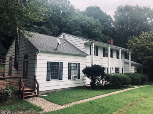 8 Dogwood Ct, Hackettstown NJ  07840-4800 exterior