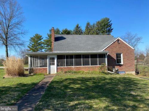 2695 Baker Rd, York, PA 17408-8768