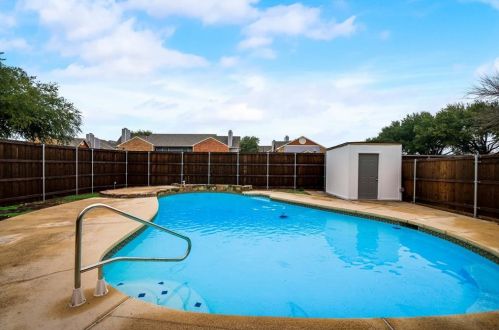 4044 Windy Crst Cir, Carrollton TX 75007 exterior