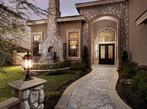 260 Willowcreek Ln, Anaheim, CA 92808-1377