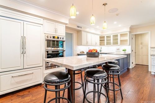 2010 Buckingham Pl, Glendale CA  91206-1401 exterior