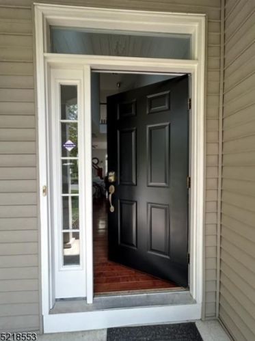 3 Crestview Dr, Clinton, NJ 08809-2049