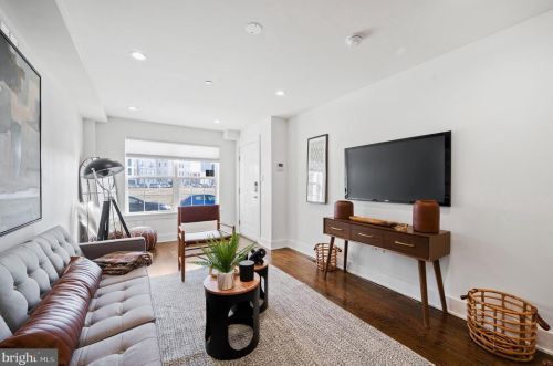 828 19th St, Philadelphia, PA 19130-2002