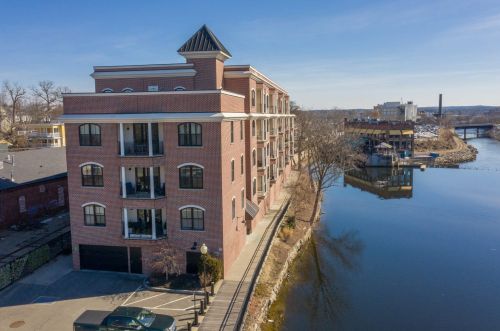52 Main St, Nashua, NH 03064-2700