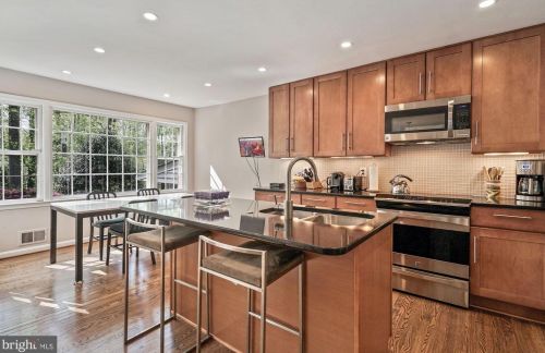 1571 Forest Villa Ln, Mc Lean, VA 22101-4132