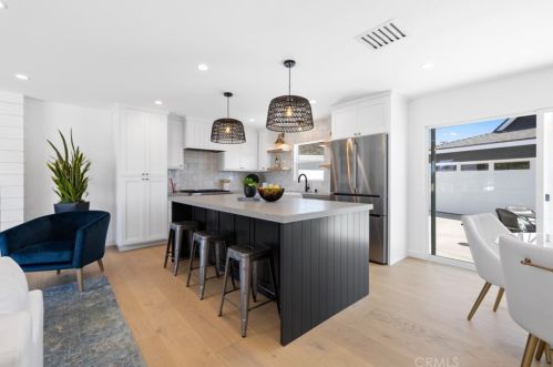 9261 Christine Dr, Huntington Beach CA  92646-8355 exterior