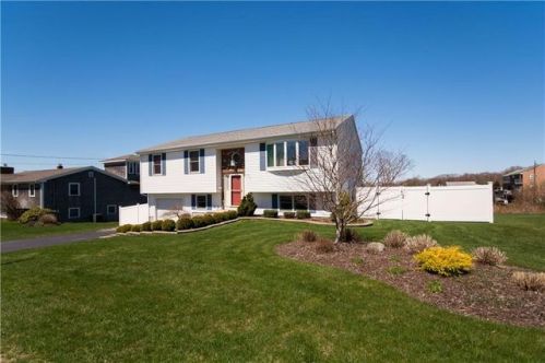 222 Kearns Ave, Tiverton, RI 02878-1556