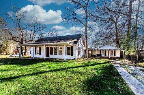 1415 21 1/2 St, Huntsville, TX 77340-5049