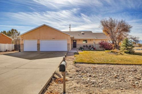 396 Palmer Lake Dr, Pueblo, CO 81007-2879