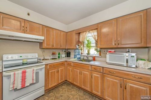 23 Westminster Pl, Outwater, NJ 07026-1322
