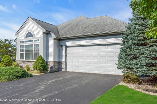 2 Amalfi Ct, Lakehurst, NJ 08759-6171