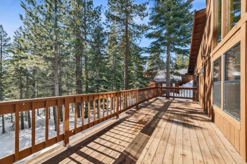 11400 Sitzmark Way, Truckee CA  96161-6129 exterior