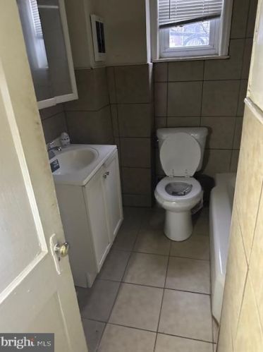 5213 10th St, Philadelphia PA 19123-3819 exterior