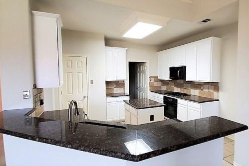 528 Clover Park Dr, Fort Worth, TX 76140-6545