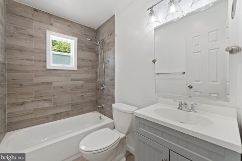 15906 Donald Curtis Dr, Woodbridge VA  22191-4250 exterior